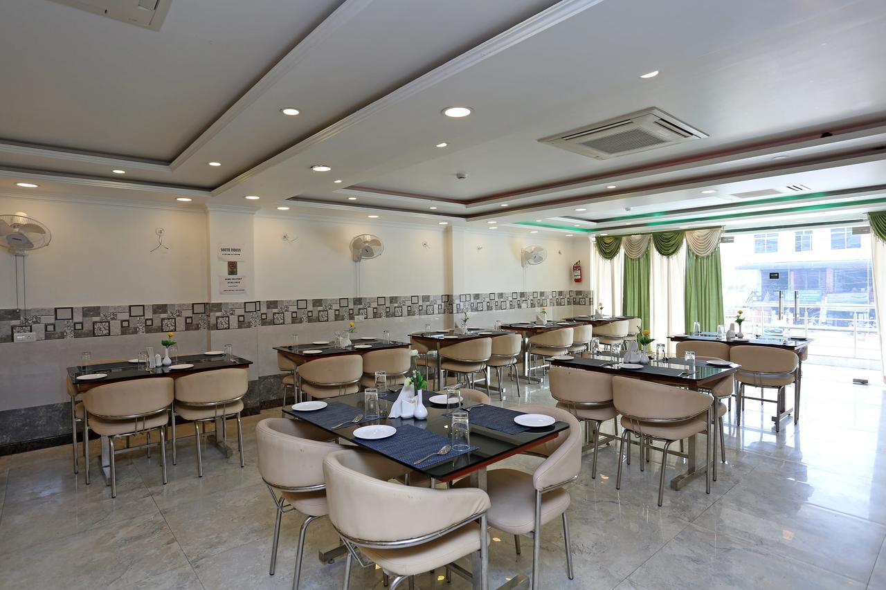 OYO 11306 SS Hotel Gorakhpur Buitenkant foto